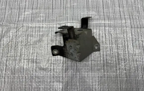 Maserati Grecale Fender mounting bracket