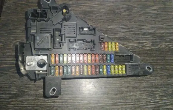 BMW 5 E60 E61 Fuse module 6906619