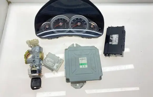 Subaru Outback Engine ECU kit and lock set 22611AJ220