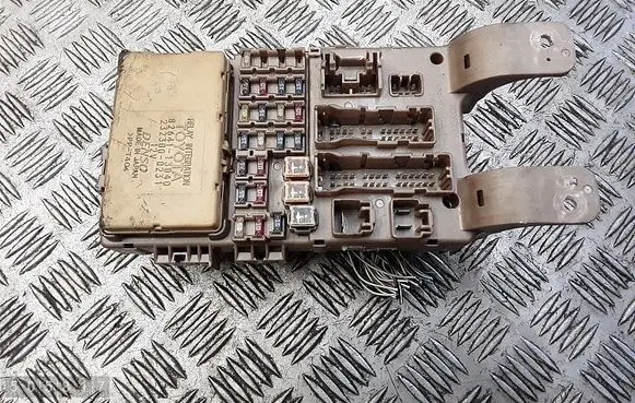 Toyota Corolla Verso E121 Fuse module 8264113040 2323000231