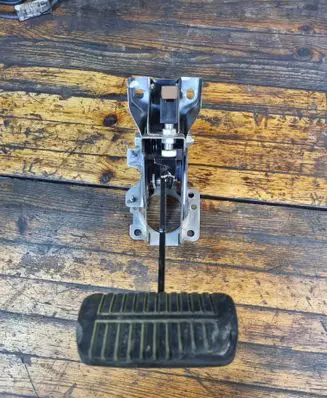 Ford Focus Brake pedal 612087J