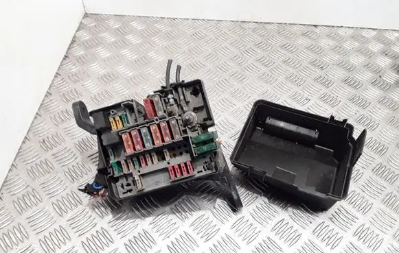 Peugeot 206 Fuse module 9642711680