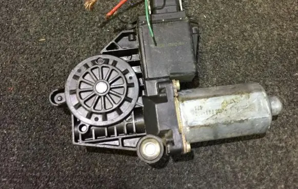 Mitsubishi Carisma Front door window regulator motor 0130821653 113889-301