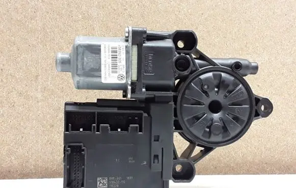 Volkswagen PASSAT B7 Front door window regulator motor 3C0959793C 3AA959701A