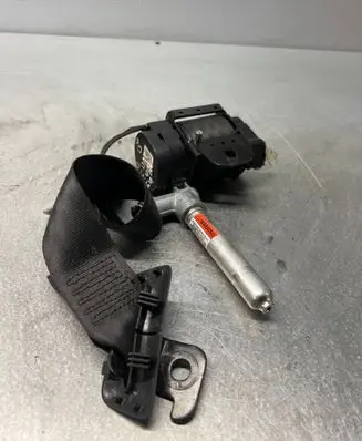 Middle seatbelt (rear)