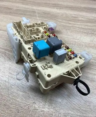 Toyota Corolla Verso E121 Fuse module 892210F010