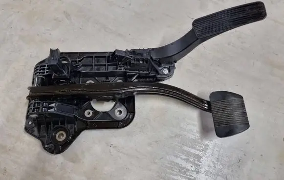 Chrysler Pacifica Pedal assembly 04581676AC 04581677AB 93446300