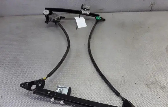 Rear door manual window regulator