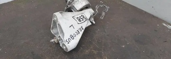 Engine mount vacuum valve