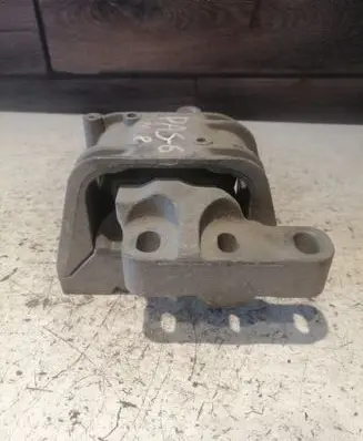 Volkswagen PASSAT B6 Engine mount bracket