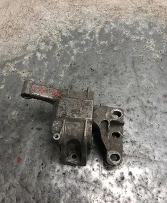 Volkswagen Tiguan Engine mount bracket 5N0199262D