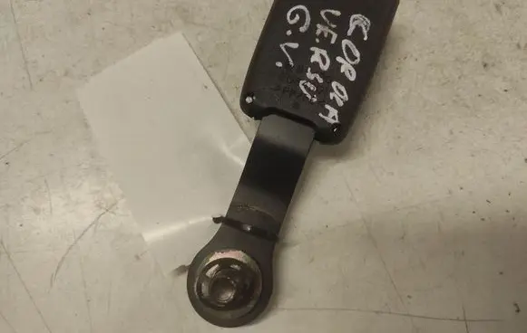 Toyota Corolla Verso AR10 Middle seatbelt buckle (rear) E034601