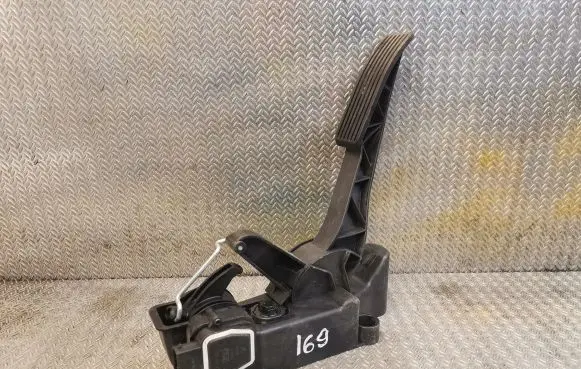 Mercedes-Benz A W169 Accelerator throttle pedal 1693000204