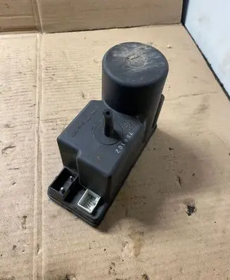 Audi A4 S4 B5 8D Central locking vacuum pump 4A0862257A