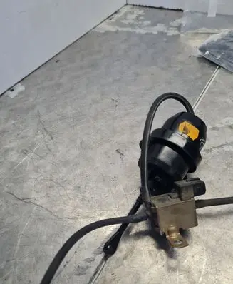 Engine mount vacuum valve