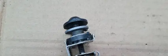 Headlight/headlamp mounting bracket