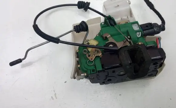Volkswagen Polo Front door lock 3B1837015AQ