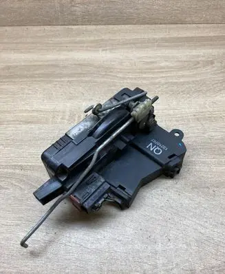 Opel Vectra C Front door lock 13210767