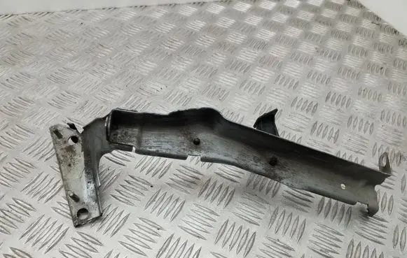 Audi A4 S4 B8 8K Fender mounting bracket 8K0821135B