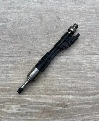 BMW X1 E84 Fuel injector 7597870 13647597870