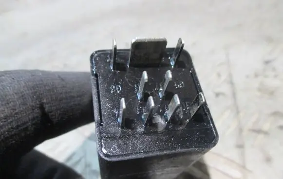 Audi A6 S6 C6 4F Glow plug pre-heat relay 038907281B