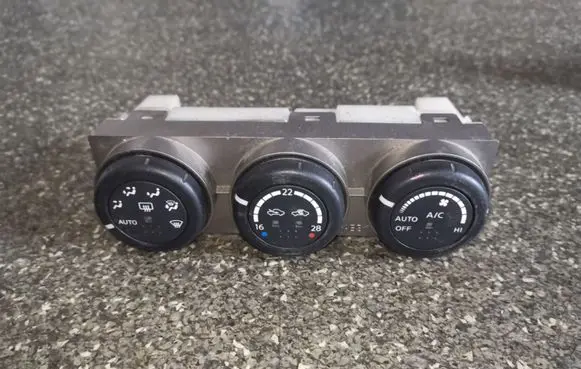 Nissan X-Trail T30 Climate control unit 27500ES71A