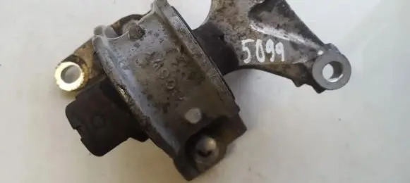 Honda CR-V Engine mount bracket 52SWY