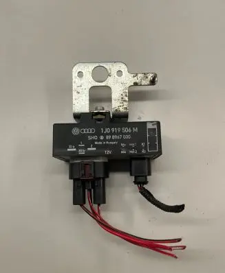 Volkswagen Golf VI Coolant fan relay 1J0919506M 898967000