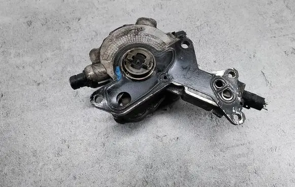 Volkswagen Golf V Vacuum pump 038145209K