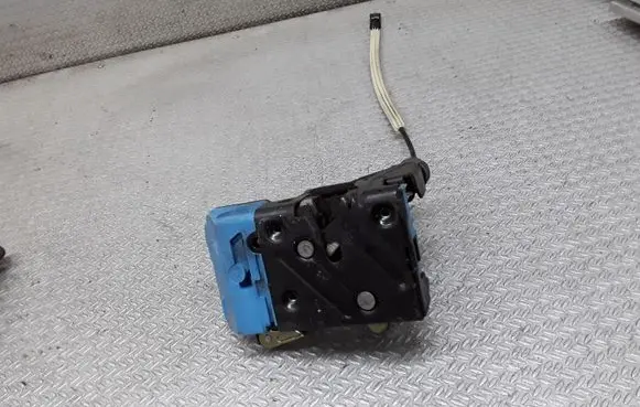 Volvo S80 Front door lock 8682949