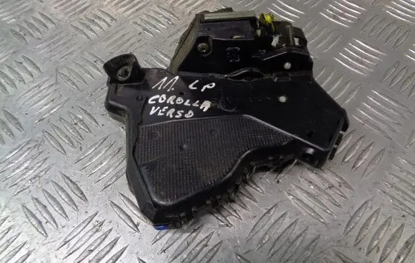 Toyota Corolla Verso E121 Front door lock