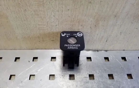 Toyota Avensis T270 Passenger airbag on/off switch 