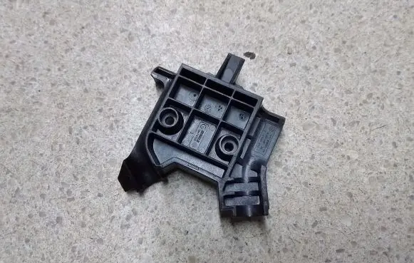 BMW M5 F90 Radiator mount bracket 8643127 17118643127