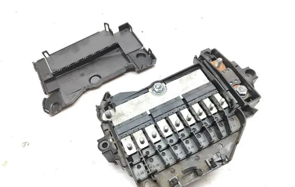 Volvo V40 Fuse module 31337535 70AA14180A E00019246