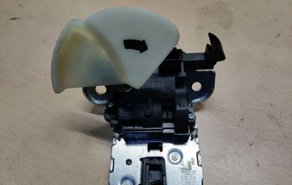 Volkswagen Jetta VI Tailgate/trunk/boot lock/catch/latch 5C6827505C