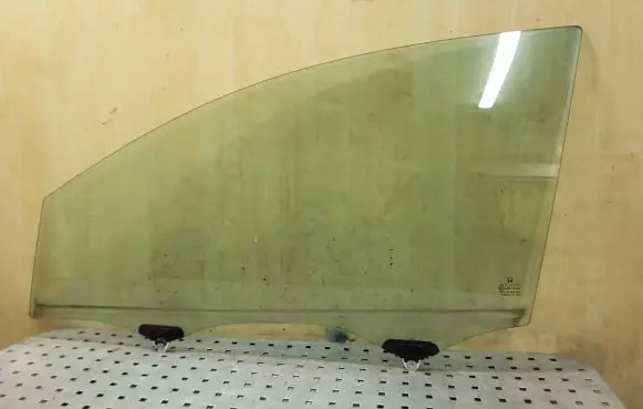 Honda CR-V Front door window glass four-door