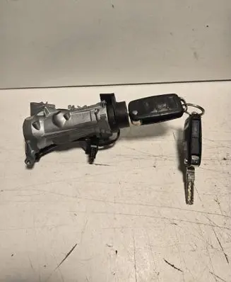 Volkswagen Touran I Ignition lock 1K0905851B
