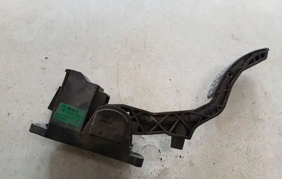 Accelerator throttle pedal