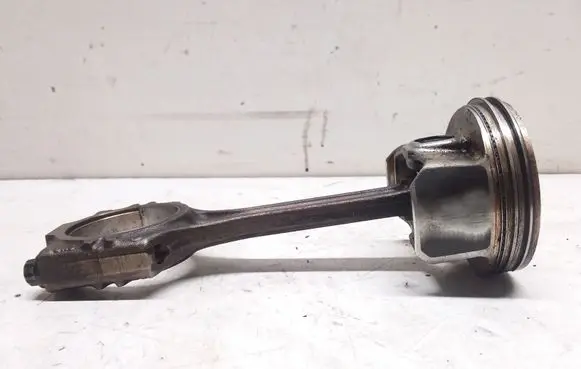 Volkswagen Polo V 6R Piston with connecting rod 