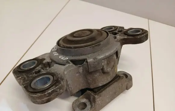 Volvo V70 Engine mount bracket Hl8090m03