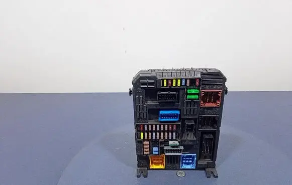 Mercedes-Benz 508 Fuse box set 9832881380