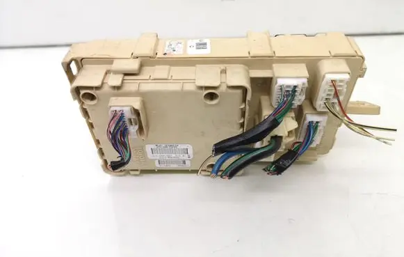 Toyota Avensis T250 Fuse module 82641CA030F 9008087030 9008087031