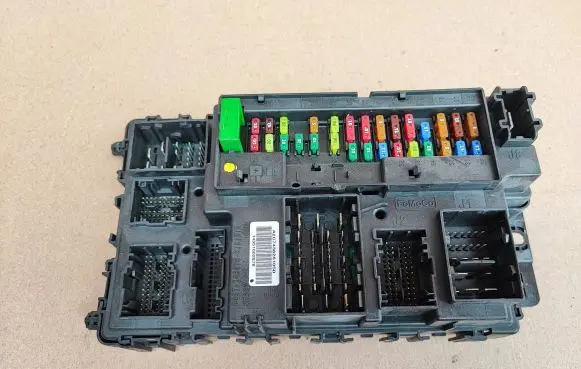 Ford Mondeo MK V Fuse module FU5T-15604-DAJ