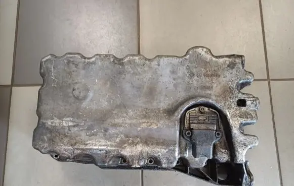 Volkswagen Touran I Oil sump 06F103603