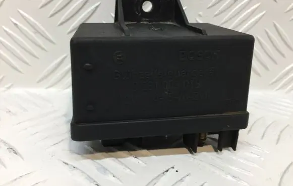 Jaguar XJ X308 Glow plug pre-heat relay 0281003018