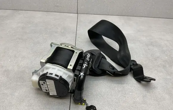 Volkswagen Polo VI Front seatbelt 