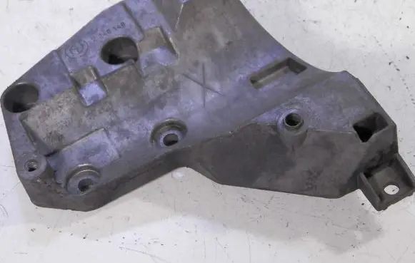 BMW 5 E39 Engine mounting bracket 2246146
