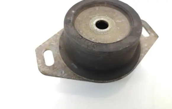 Peugeot 307 Engine mount bracket