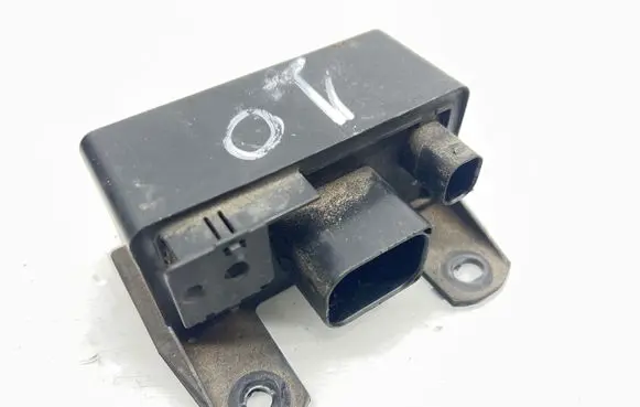 Mercedes-Benz E W211 Glow plug pre-heat relay 0005453516