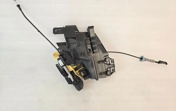 Volvo XC90 Rear door lock 32131411